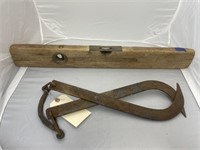 Tongs 18" & Wooden Level 26"