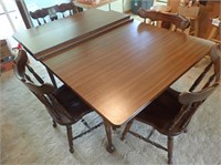 Dining Room Table w/ (4) Chairs & Extra Leafs -