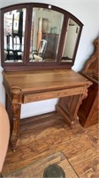 Beautifully detailed antique 1-drawer desk w/