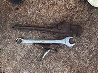 Rigid pipe wrench with 1 5/8 wrench and vice