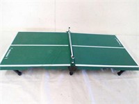 Tabletop ping pong table with 2 paddles and 2