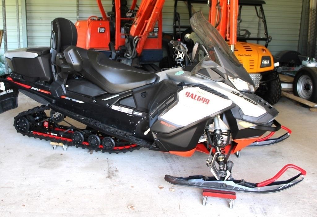 2019 Ski-doo snow mobile Grand Tour Edition