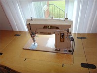 SINGER MACHINE / CABINET & SEWING ITEMS / BR2