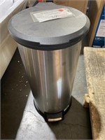 (DENTS ) Saltâ?¢ Round 30-liter Step-on Trash Can