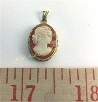 14k gold carved shell cameo pendant. Total weight