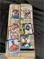 LARGE LOT - SPORTS CARDS / FOOTBALL & BASEBALL+