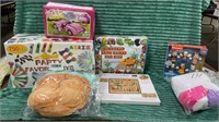 1 LOT ASSORTED TOYS INCLUDING PARTY FAVORS BOX,