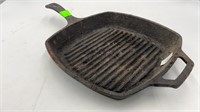 Lodge cast iron skillet (9in)