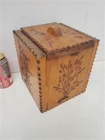 Vieille boîte decoratif en bois