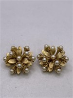 VINTAGE HAR CLIP ON EARRINGS