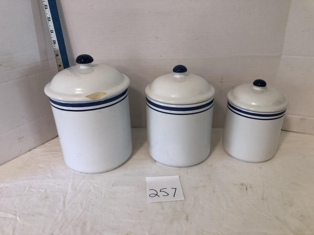 Canister set, 1 lid chipped