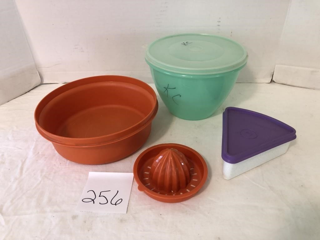 Assorted Tupperware items