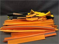 WHOLE BUNCH OF HOT WHEELS TRACK AND A FEW