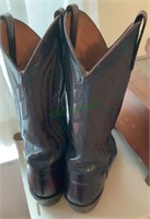 Nice pair of leather cowboy boots - size 9 1/2.