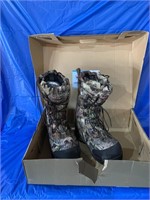 Pair of Cabelas size 8 camouflage winter boots