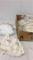 Group of vintage doilies & embroidered towels