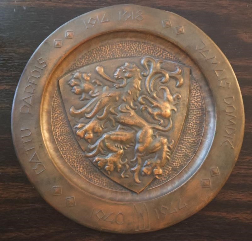 Decorative Hanging Medal Style Plate