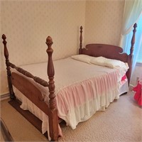 Full Size Post Bed w/ Bed Coverings & Pillows