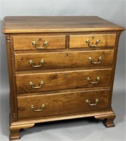 Chippendale chest of drawers ca. 1800; in walnut