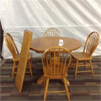 Round Oak table w/ 2 leaves + 4 chairs