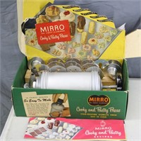 VINTAGE MIRRO COOKIE & PASTRY SET