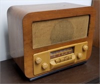 Silvertone 7054 Table Top Tube Radio 1940s 12.5"