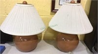 Table lamps, pinkish brown colored round table