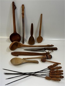 GREAT LOT OF ASSORTED WOODEN SPOONS & ACCENTS