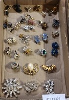FLAT OF COSTUME JEWELRY EARRINGS & BROOCHES
