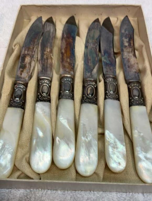 Hors d’oeuvres knives with mother of pearl