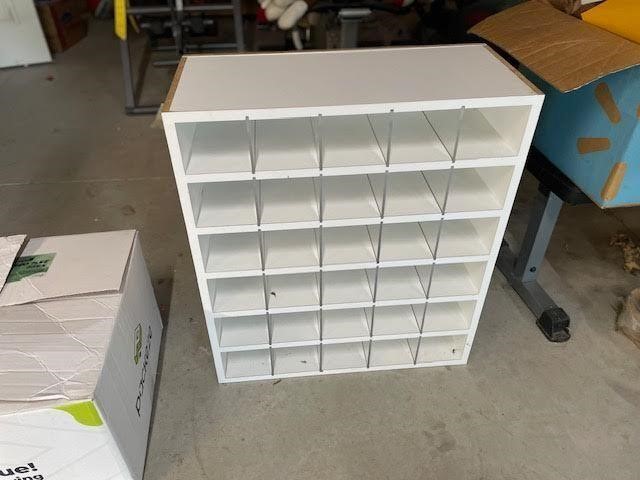 HEAVY DUTY SHELF WITH REMOVABLE ACRYLIC DIVIDERS