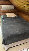 Full Bed w/ Pillows & Blanket