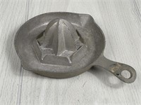 VINTAGE WAGNER WARE CAST ALUMINUM CITRUS JUICER