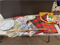 Christmas cloth placemats/ tablecloths & napkins