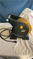 LASKO PRO PERFORMANCE FLOOR FAN W/OUTLET