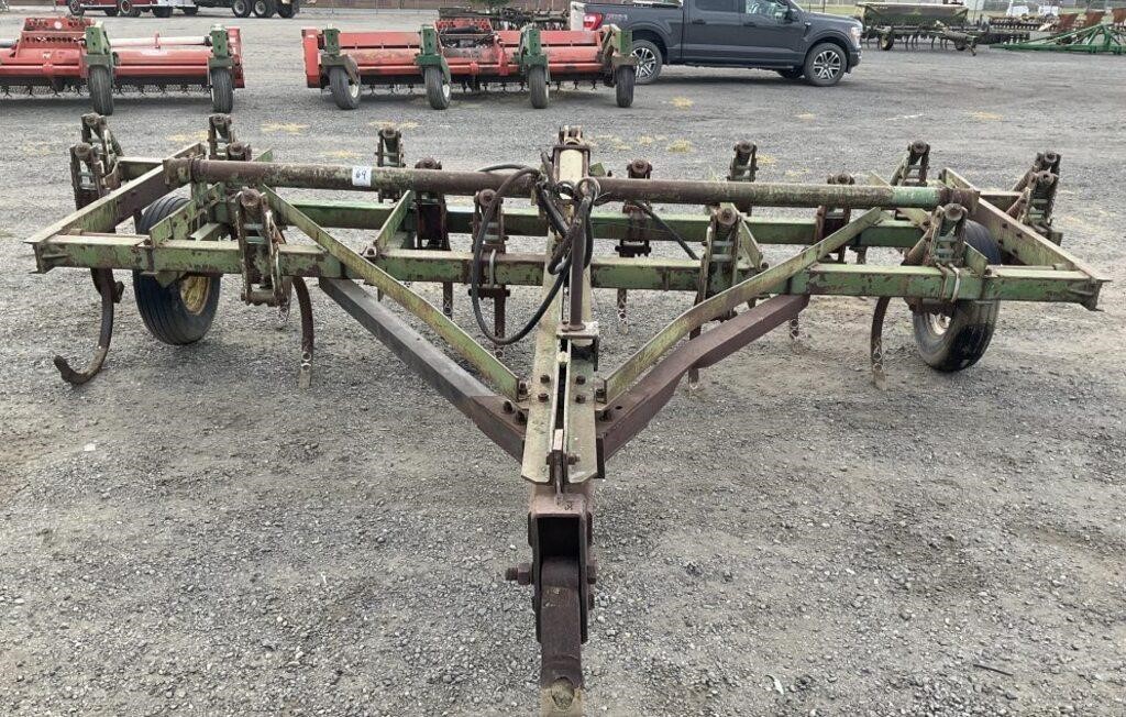 JOHN DEERE 16' Pull Chisel