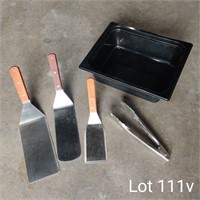 3x Assorted Sized Spatulas, Tongs & Black Plexi