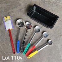 Assortment of Kitchen Ladles, 1x Silicone Scraper