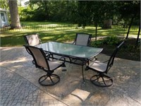 Very nice outdoor 5 pc set. 84x41 in. Table.