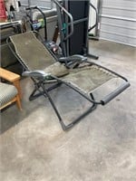 2 Folding Lounge Chairs