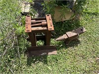 Heavy Rusted Metal Vise Stand and Anvil (Have sat