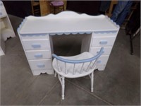 Cute vanity / Desk with chair