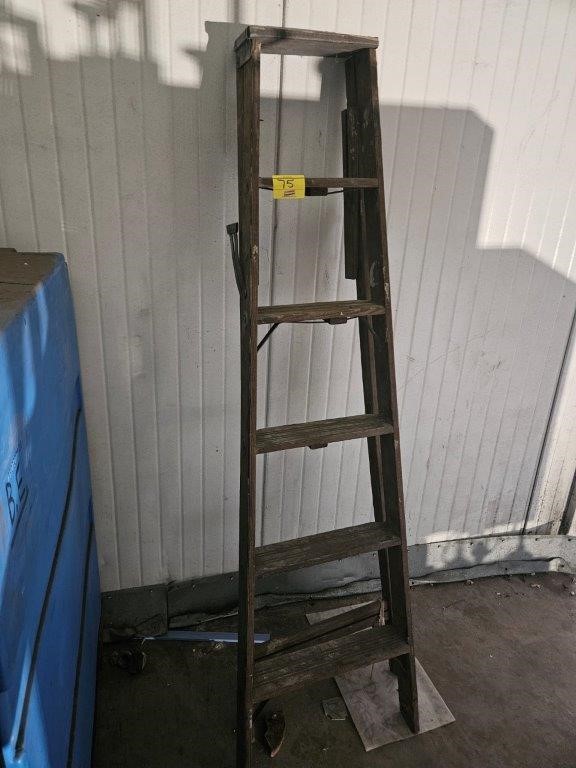 6' WOODEN STEP LADDER