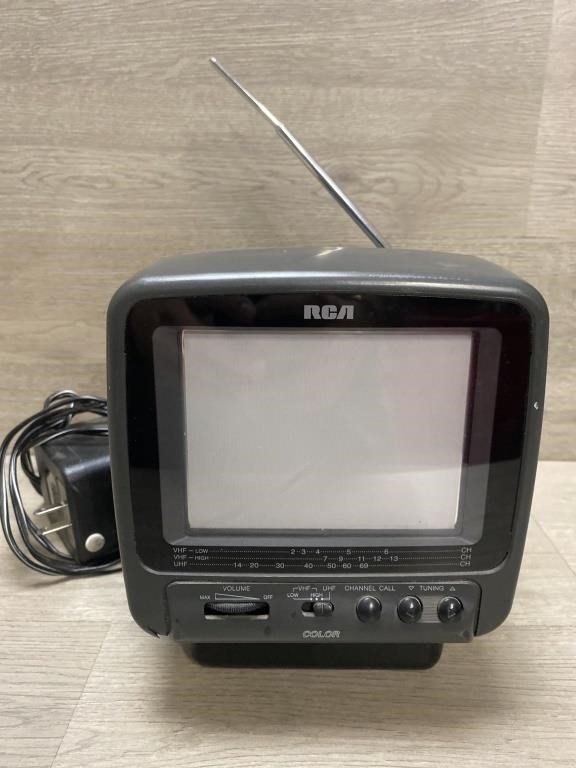 RCA Portable 5" Color AV TV 16-3000 - Untested