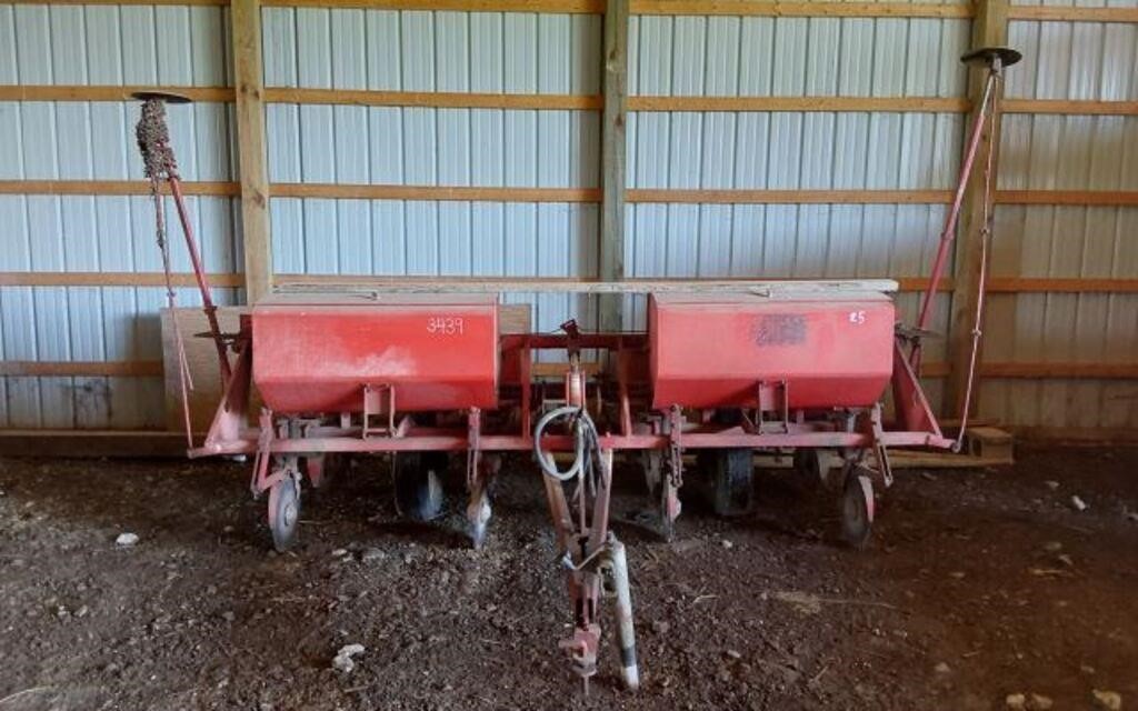 MASSEY FERGUSON 468N- 4 ROW CORN PLANTER