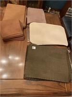 SETS OF PLACEMATS AND TABLE CLOTHS