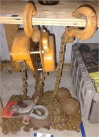 Arax 1 Ton Chain Hoist & Extra Chains/Hooks
