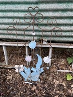 METAL TRELLIS WITH TULIPS