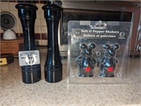 Salt and pepper shakers/mills