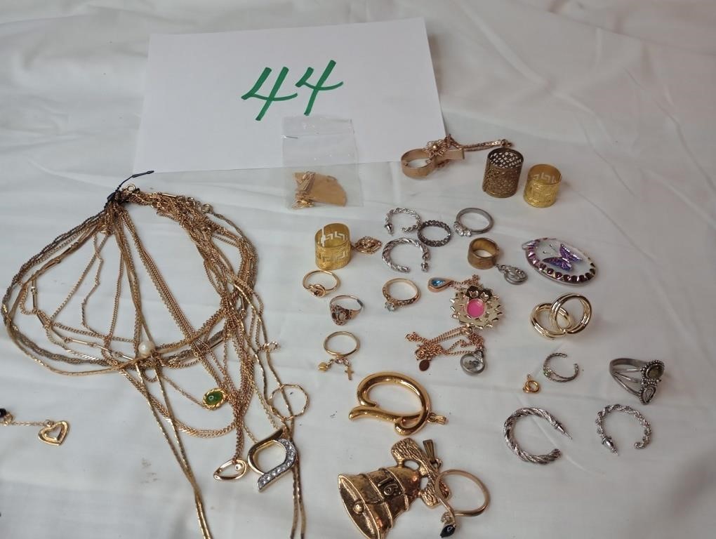 COSTUME JEWELRY LOT RINGS, AND NECKLACES